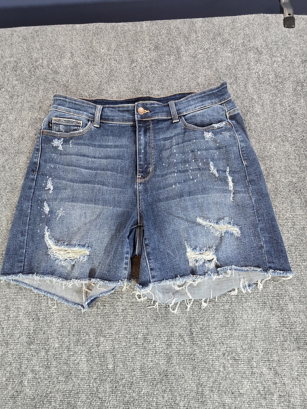 Judy Blue Distressed Denim Shorts Womens 2XL Medium Wash Frayed Hem Stretch Plus
